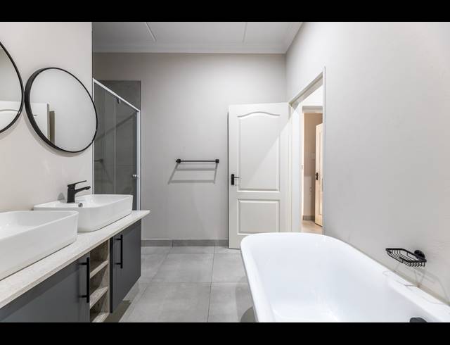 2 BEDROOM APARTMENT FOR SALE IN BRYANSTON